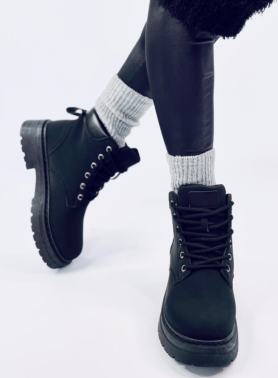 Šněrovací kotníkové boty černé