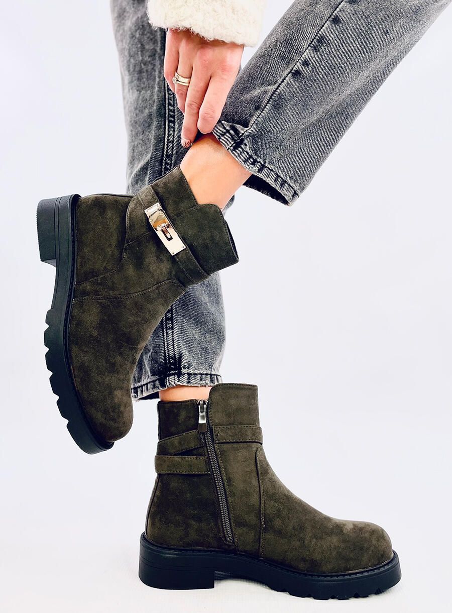 Tmavě zelené kotníkové kozačky se zlatou sponou