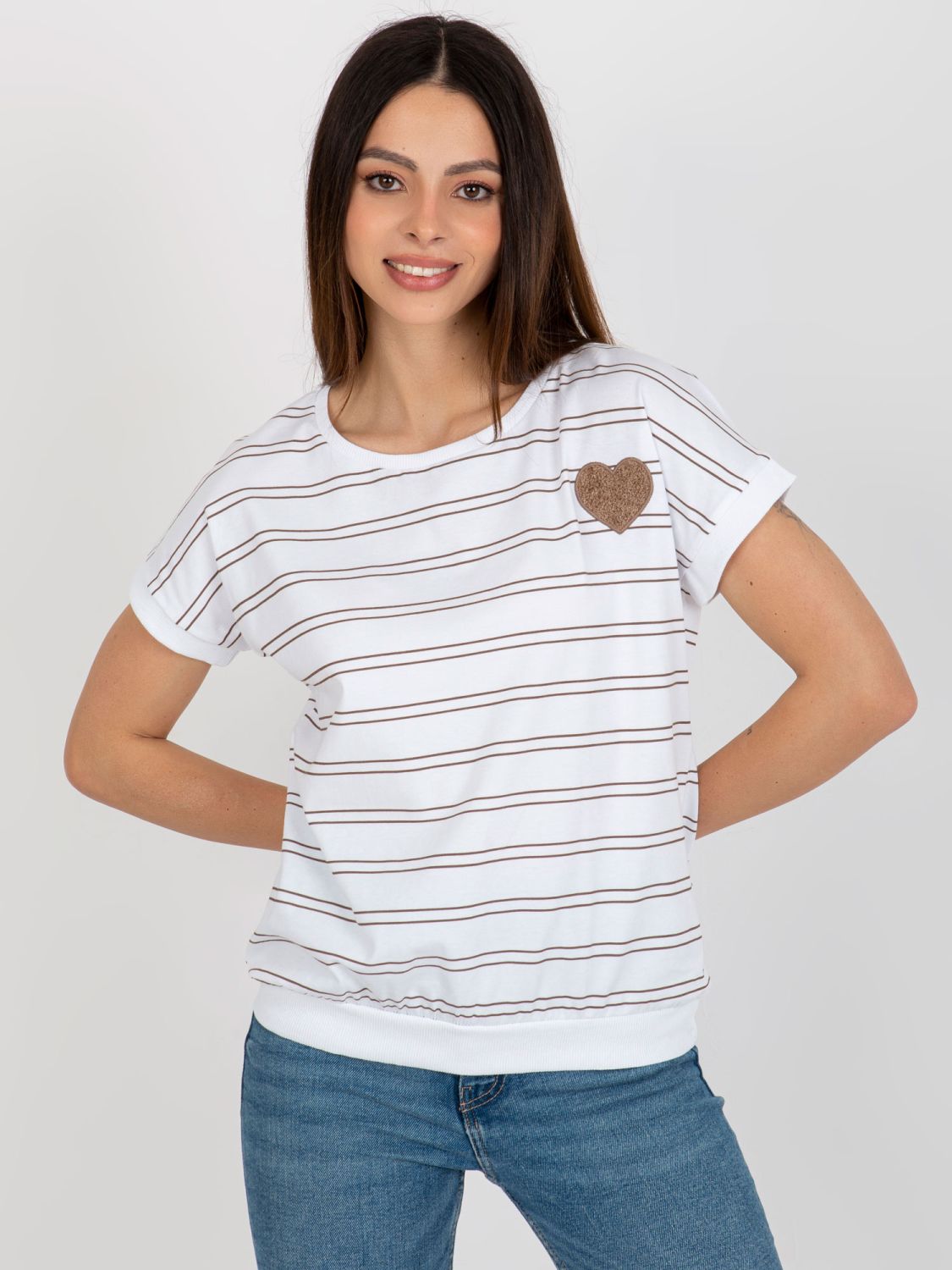 Bílo-hnědé tričko s nášivkou