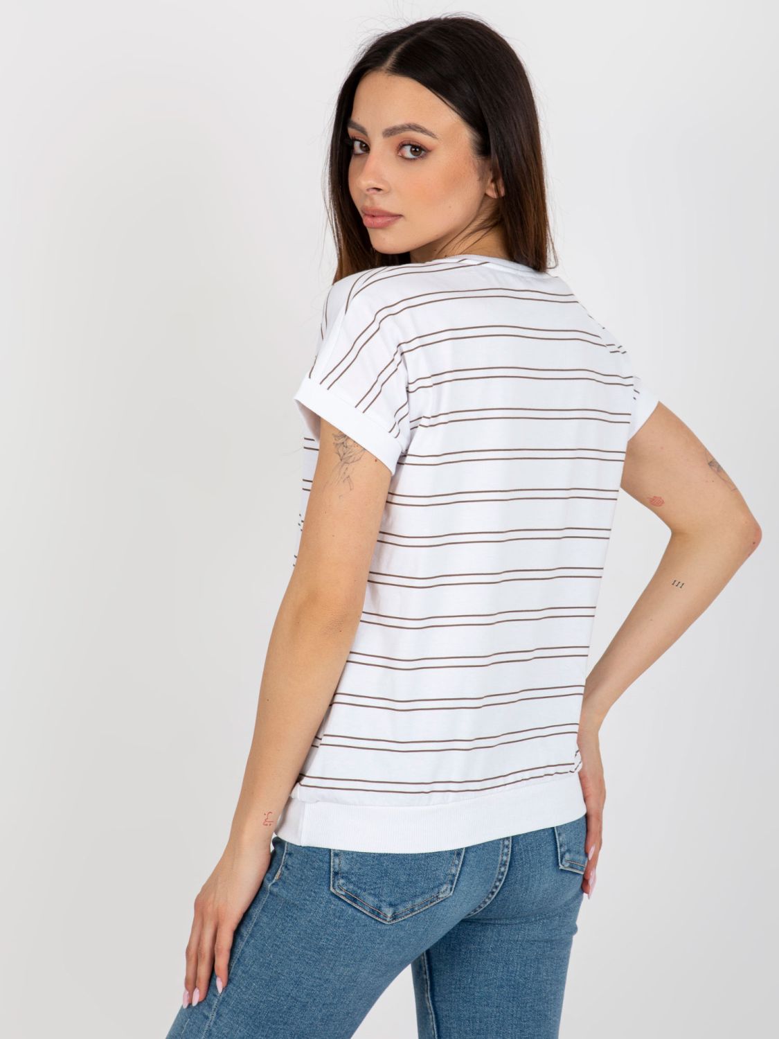 Bílo-hnědé tričko s nášivkou