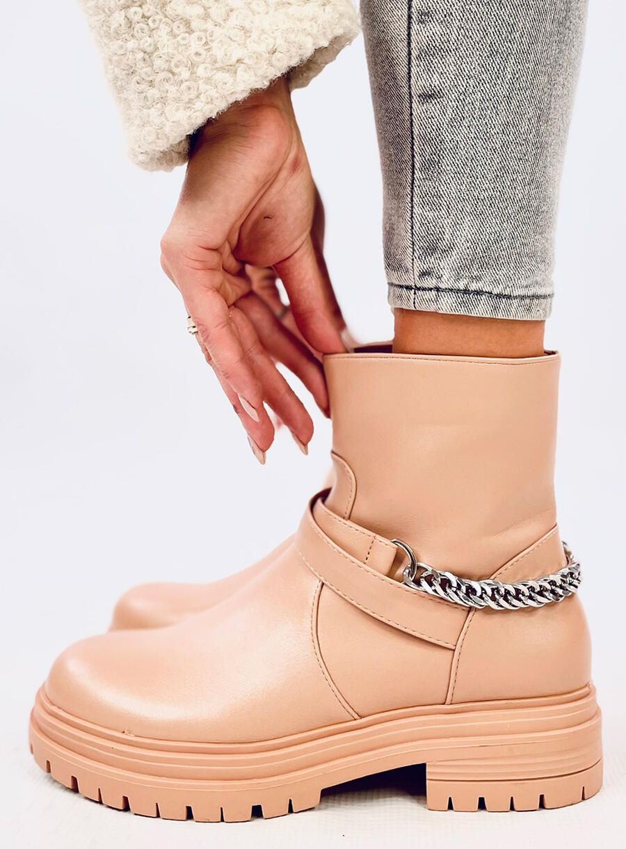 Béžové kozačky s řetízkem