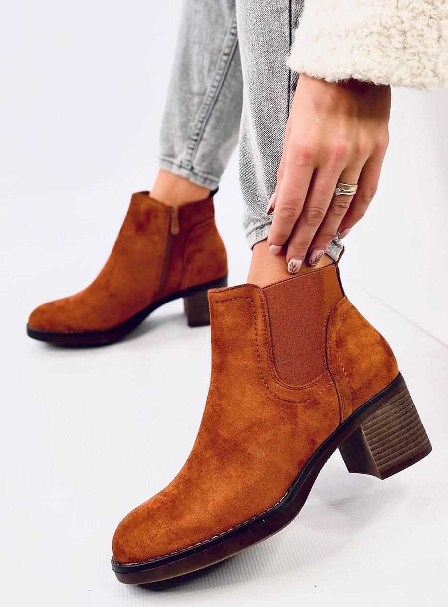 Camel hnědé semišové kotníkové kozačky