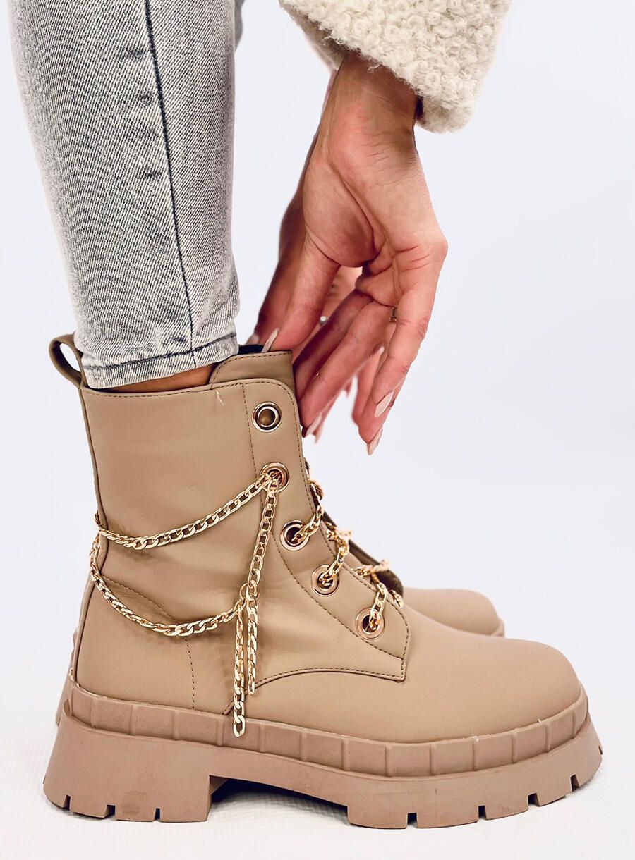 Béžové kotníkové kozačky se zlatým řetízkem