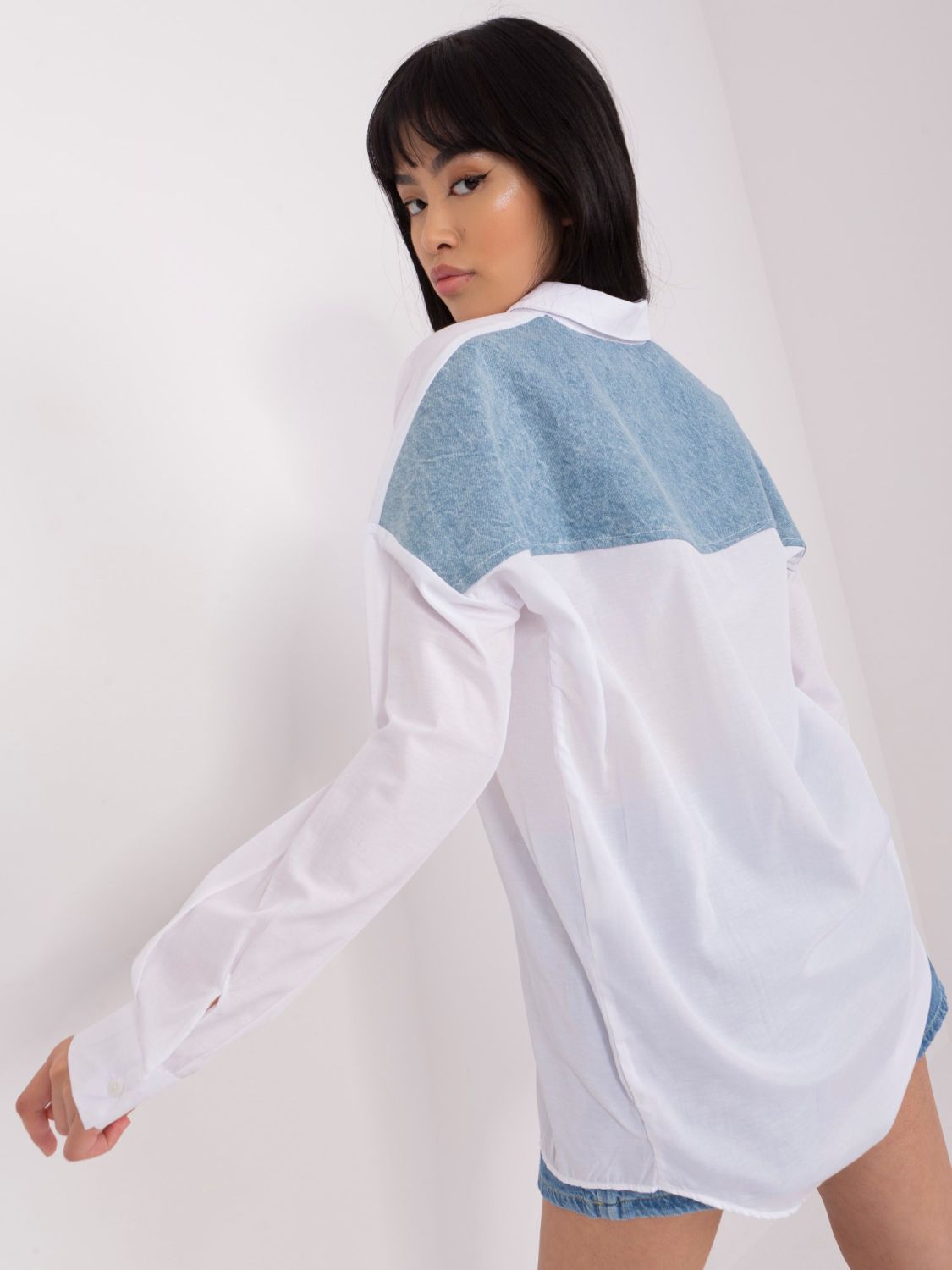 Bílá dámská oversize košile s aplikacemi