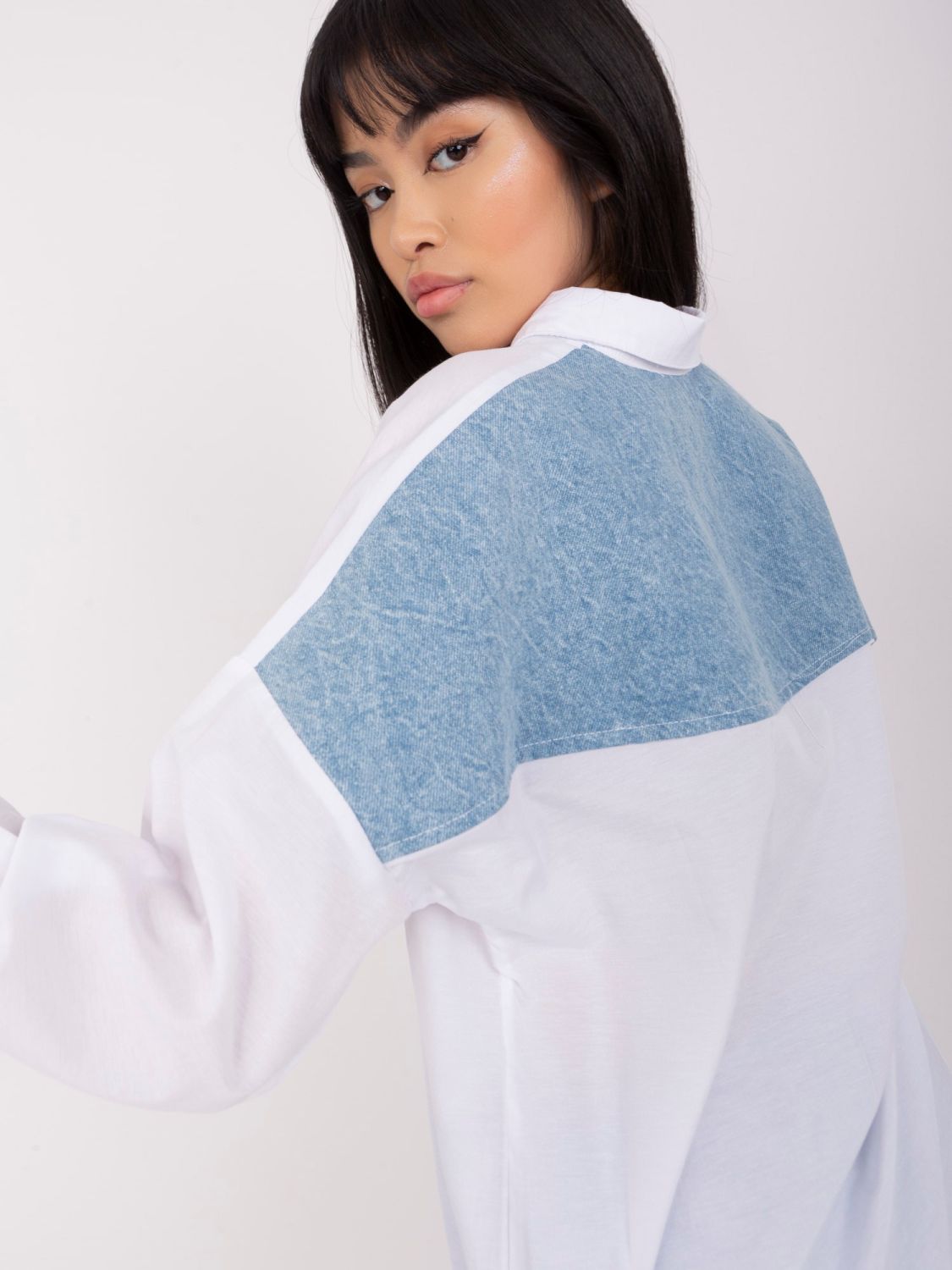 Bílá dámská oversize košile s aplikacemi