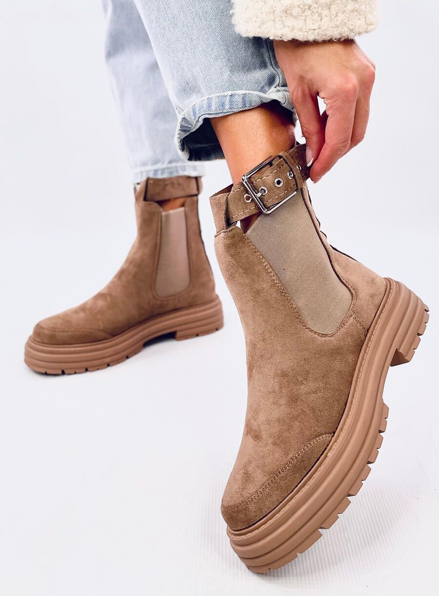 Semišové kotníkové kozačky s přezkou béžové