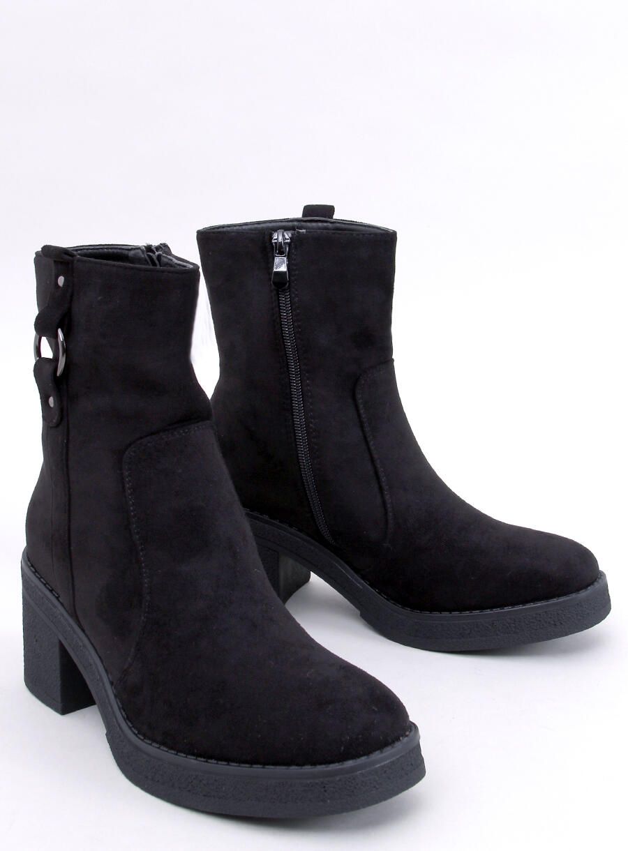 Černé semišové kozačky v klasickém střihu