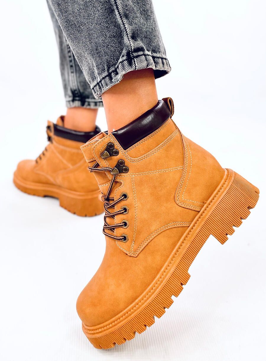 Hnědé šněrovací kozačeky na hrubé podrážce