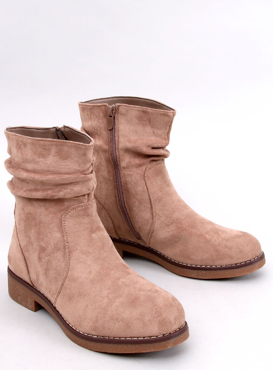 Semišové kozačky s plochou podrážkou světle béžové