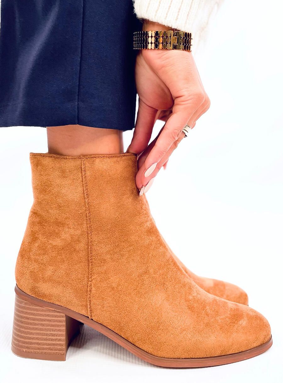 Karamelově hnědé kotníkové kozačky v klasickém střihu