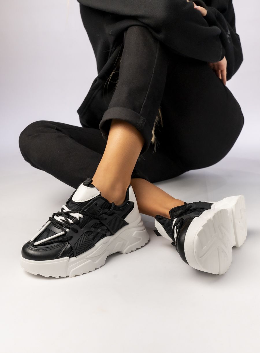 Černé tenisky na hrubé podrážce LIVIA