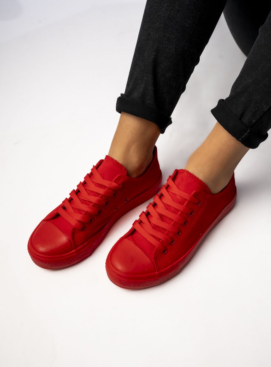 Červené nízké plátěné tenisky