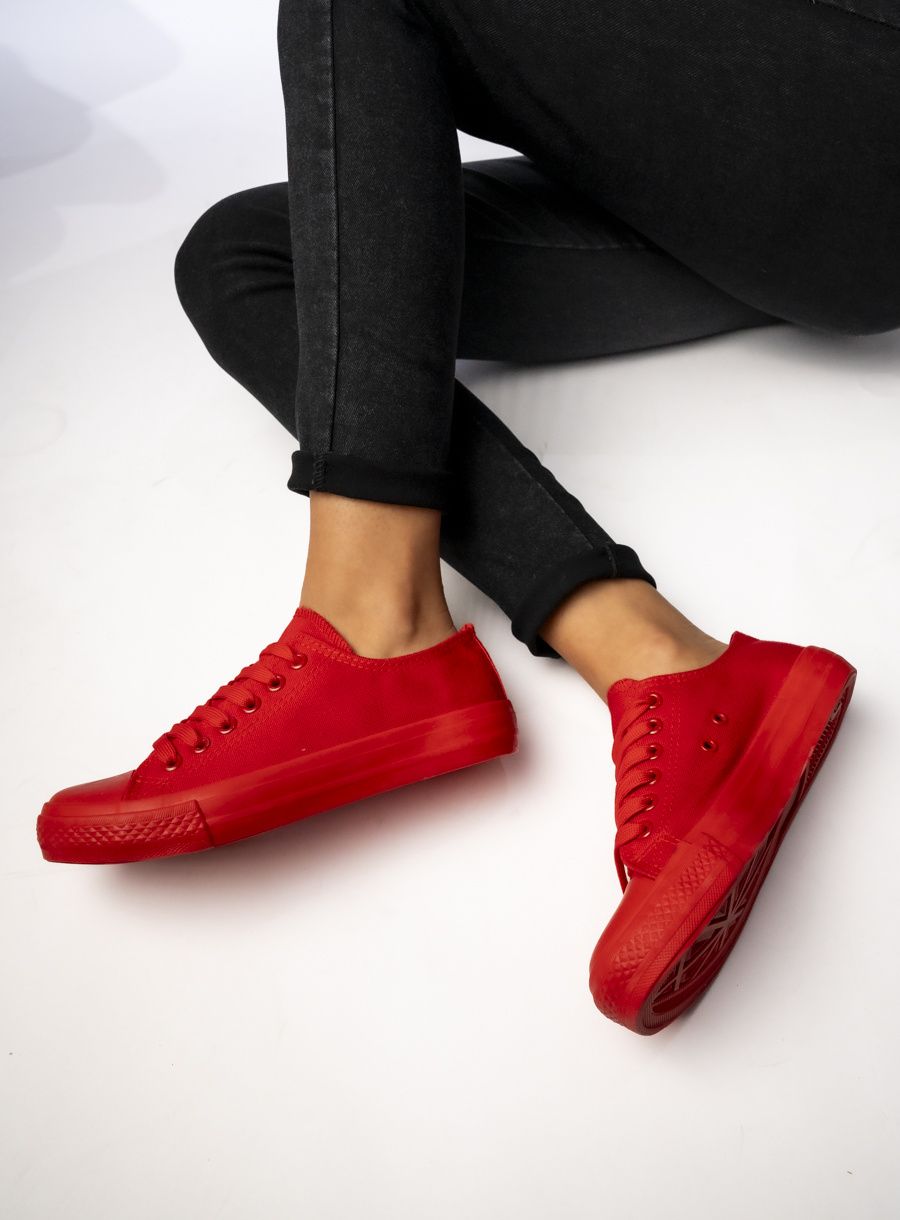 Červené nízké plátěné tenisky
