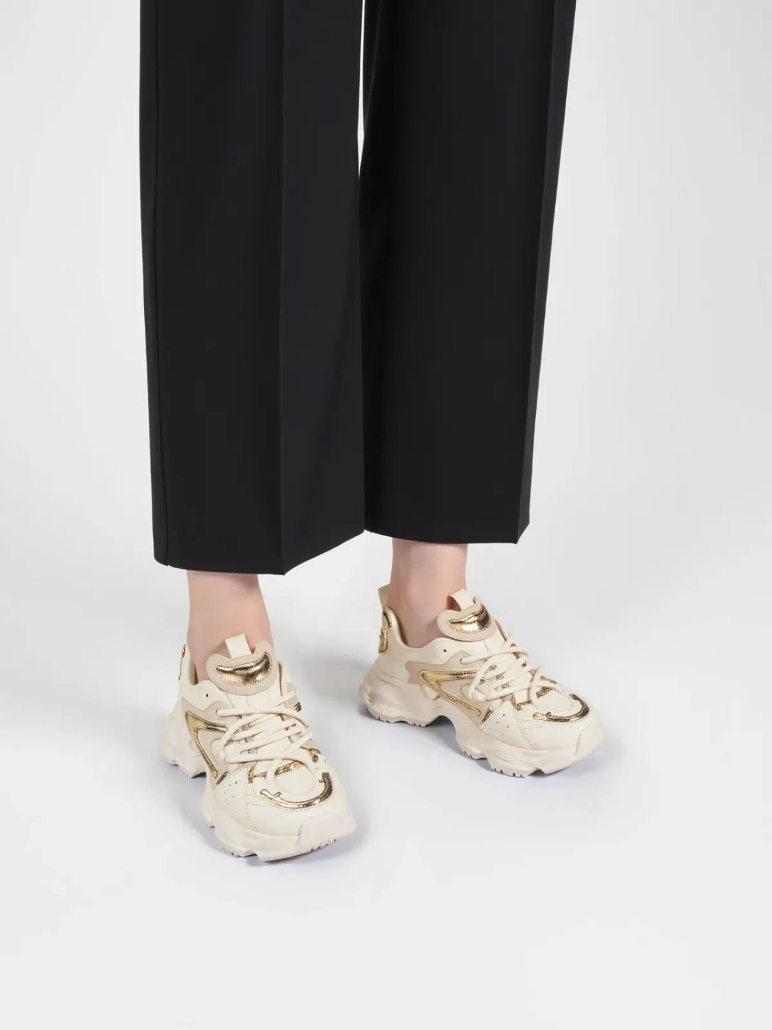 Béžové dámské tenisky se zlatými detaily