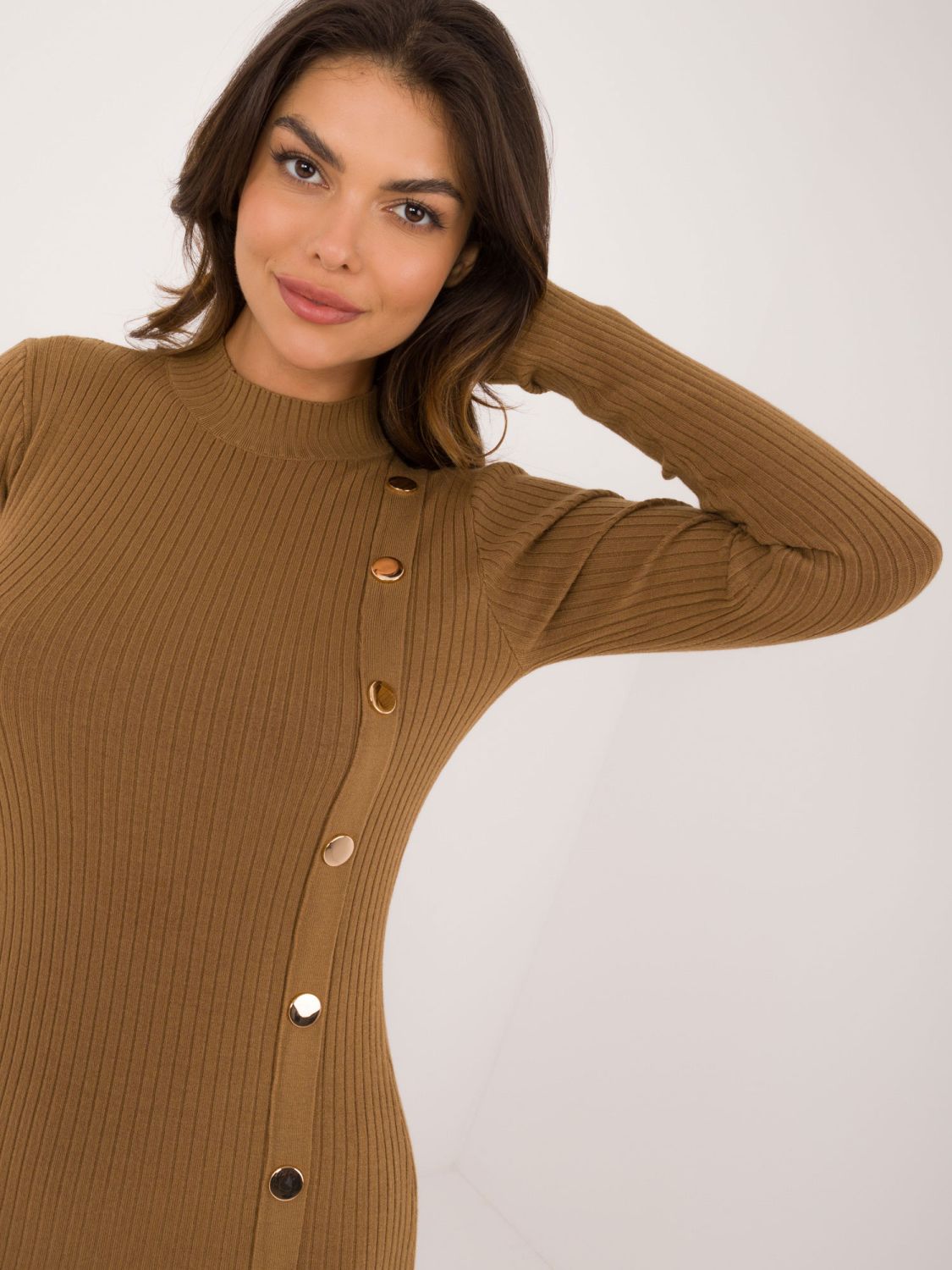 Elegantní béžové šaty s dlouhým rukávem