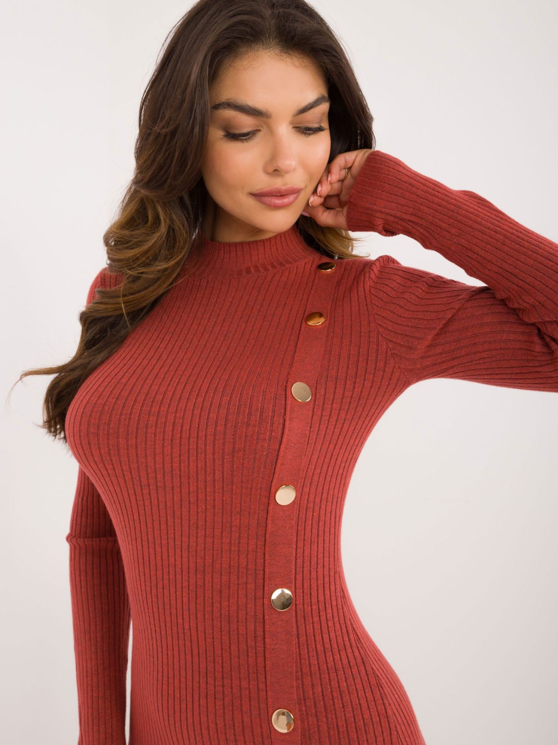 Stylové šaty v tmavě oranžové barvě