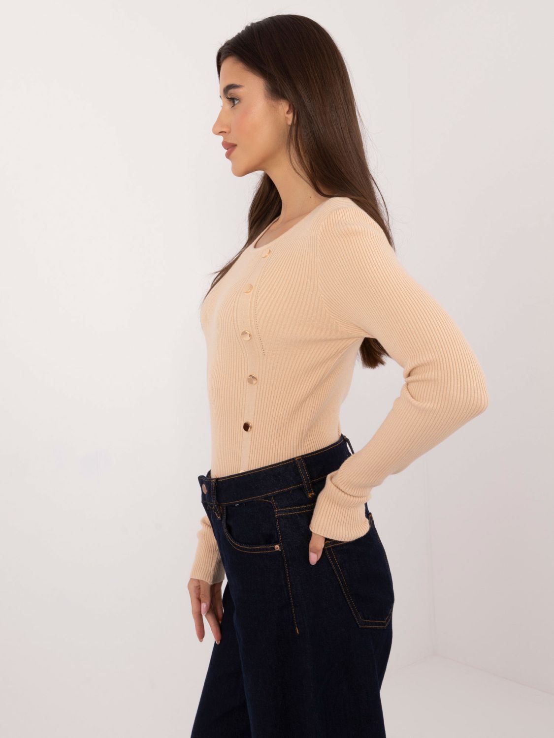 Béžový svetr s dlouhým rukávem