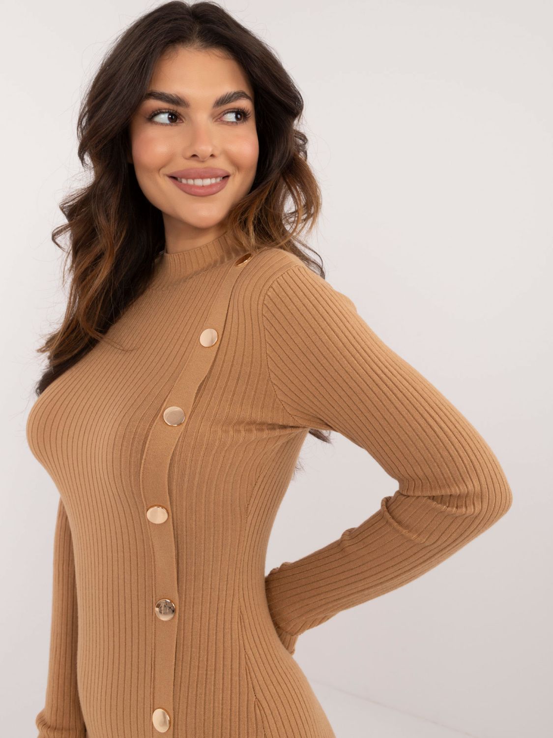 Elegantní světle hnědé šaty s dlouhým rukávem