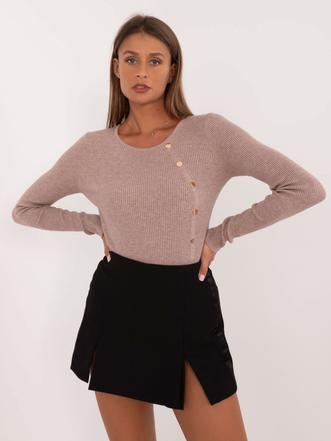 Elegantní béžový svetr