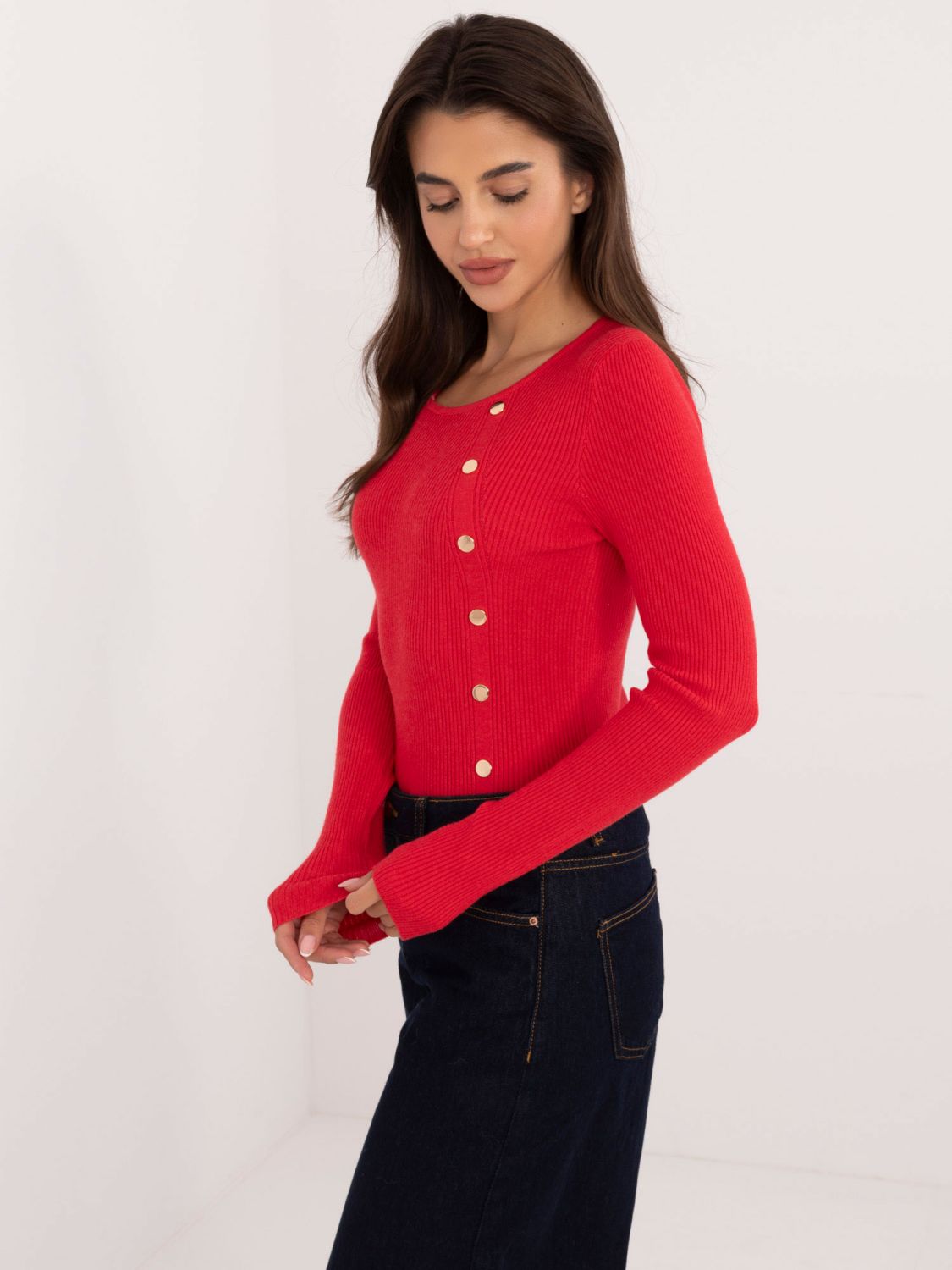 Stylový červený pulovr