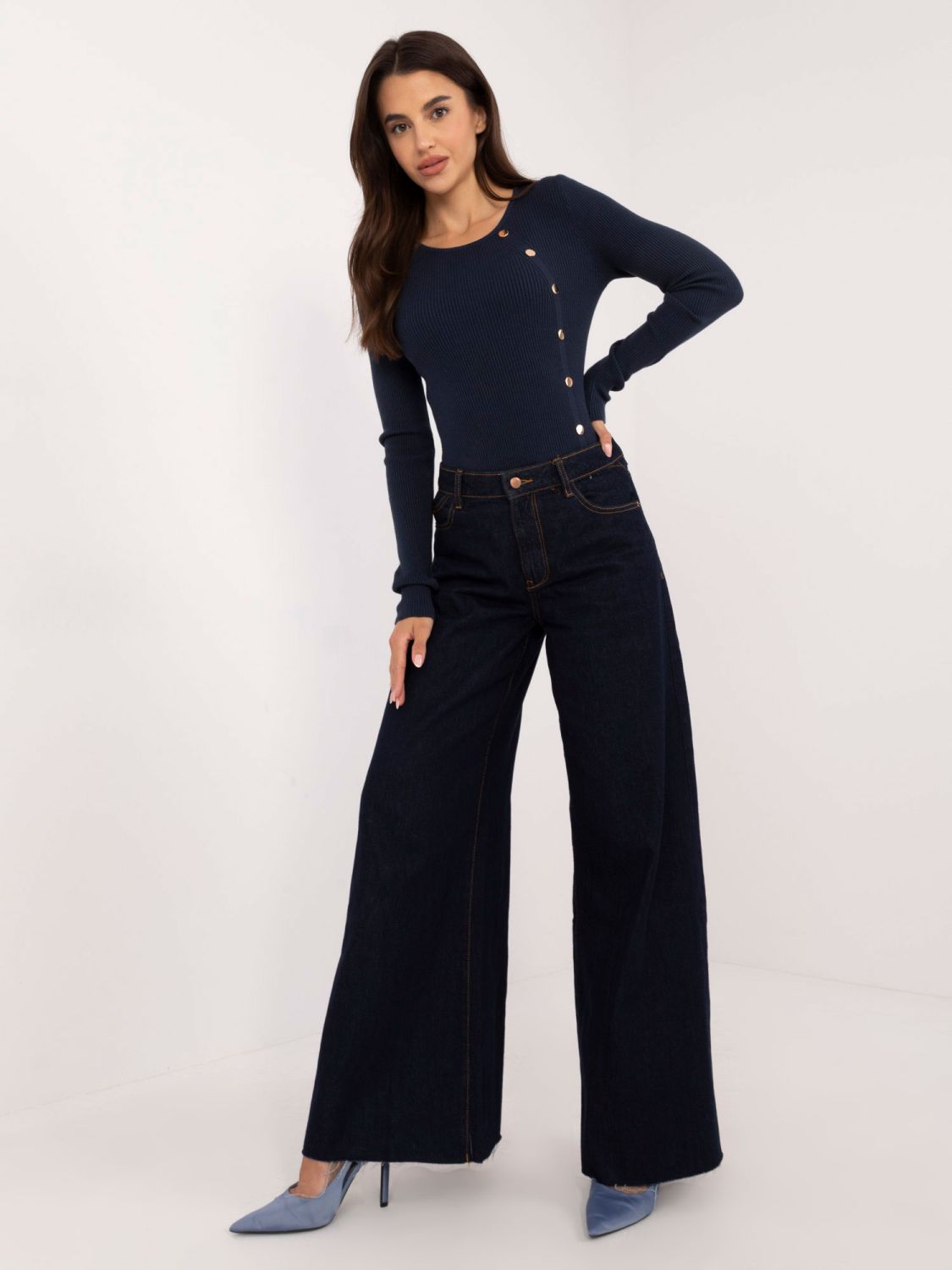 Elegantní modrý svetr