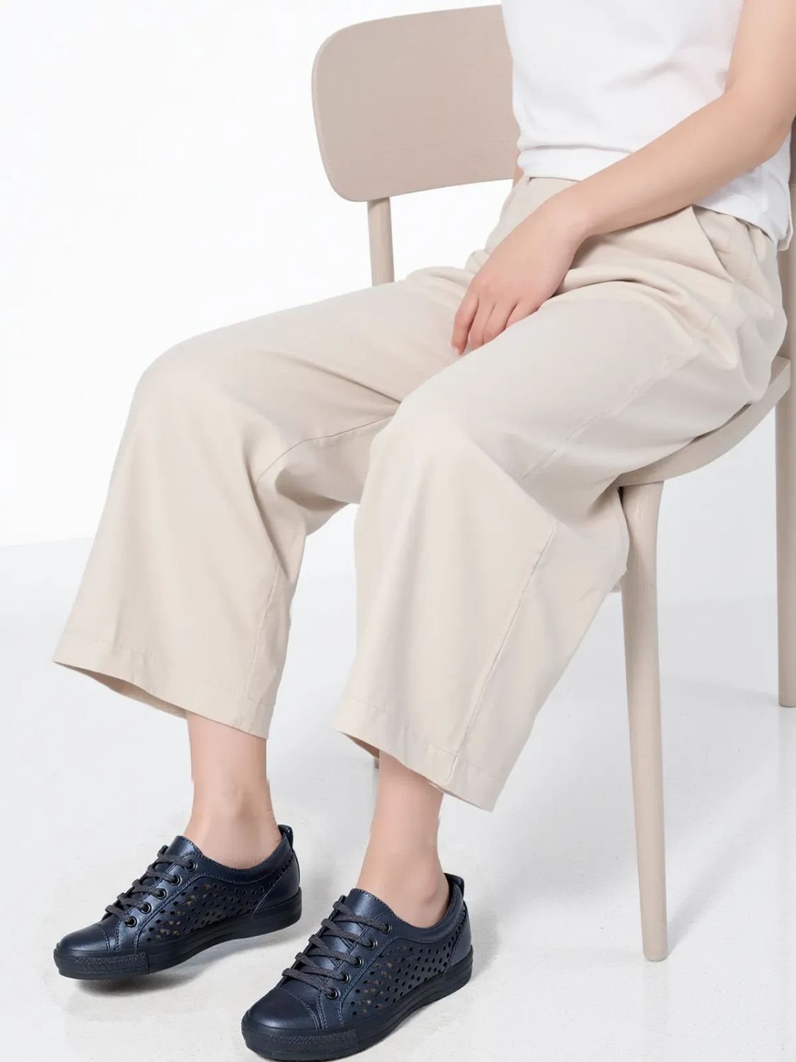 Dámské perforované tenisky v námořnické modré