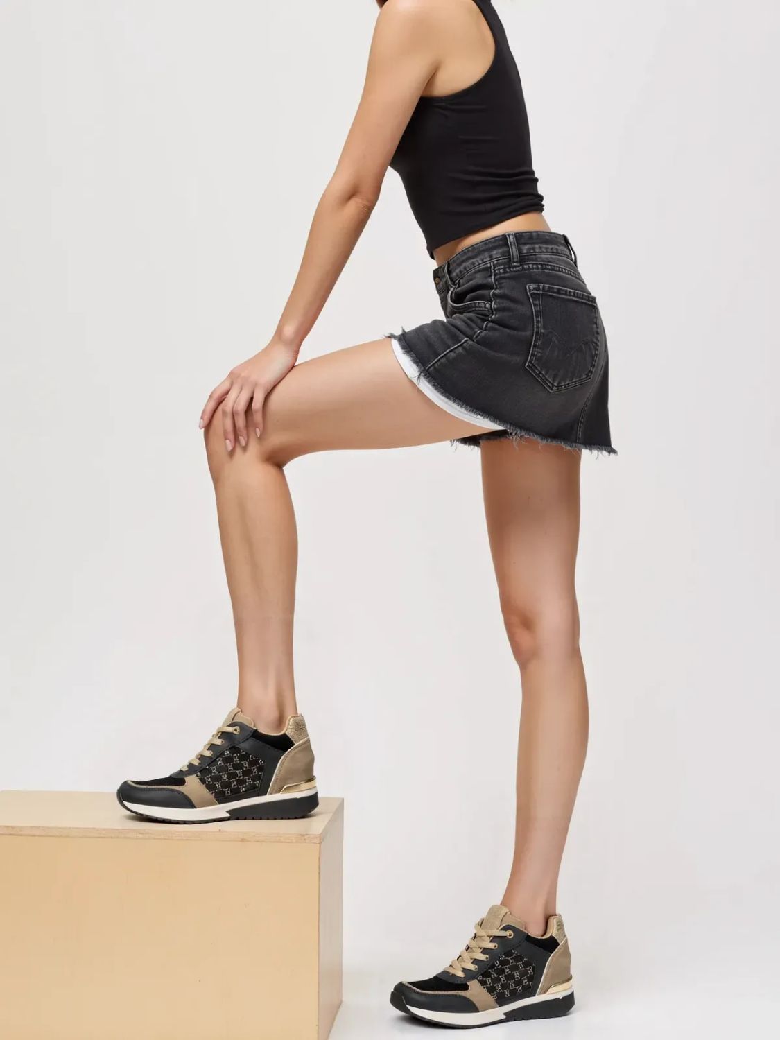 Černé dámské tenisky na klínovém podpatku