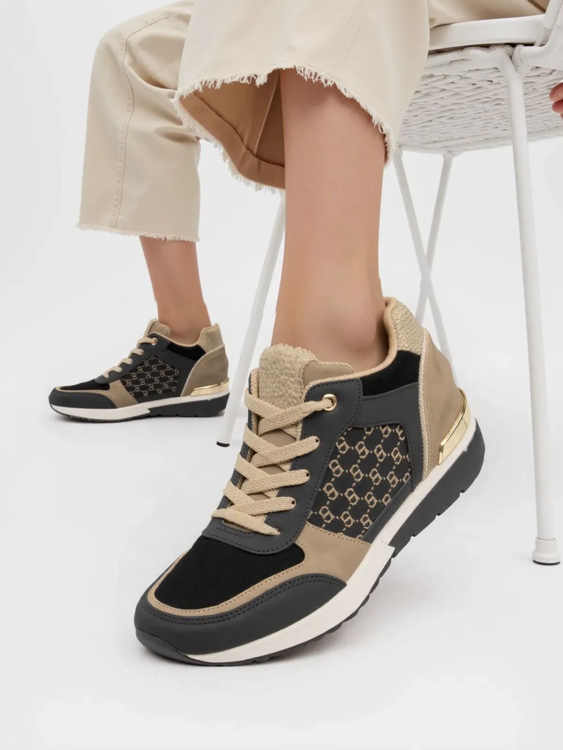 Černé dámské tenisky na klínovém podpatku