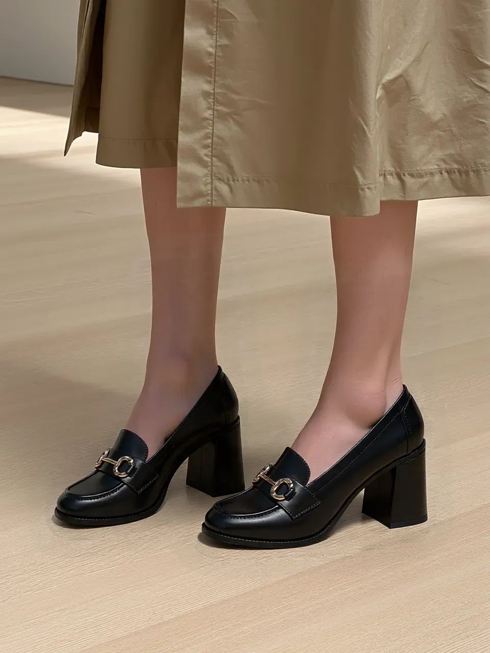 Černé elegantní mokasíny na podpatku