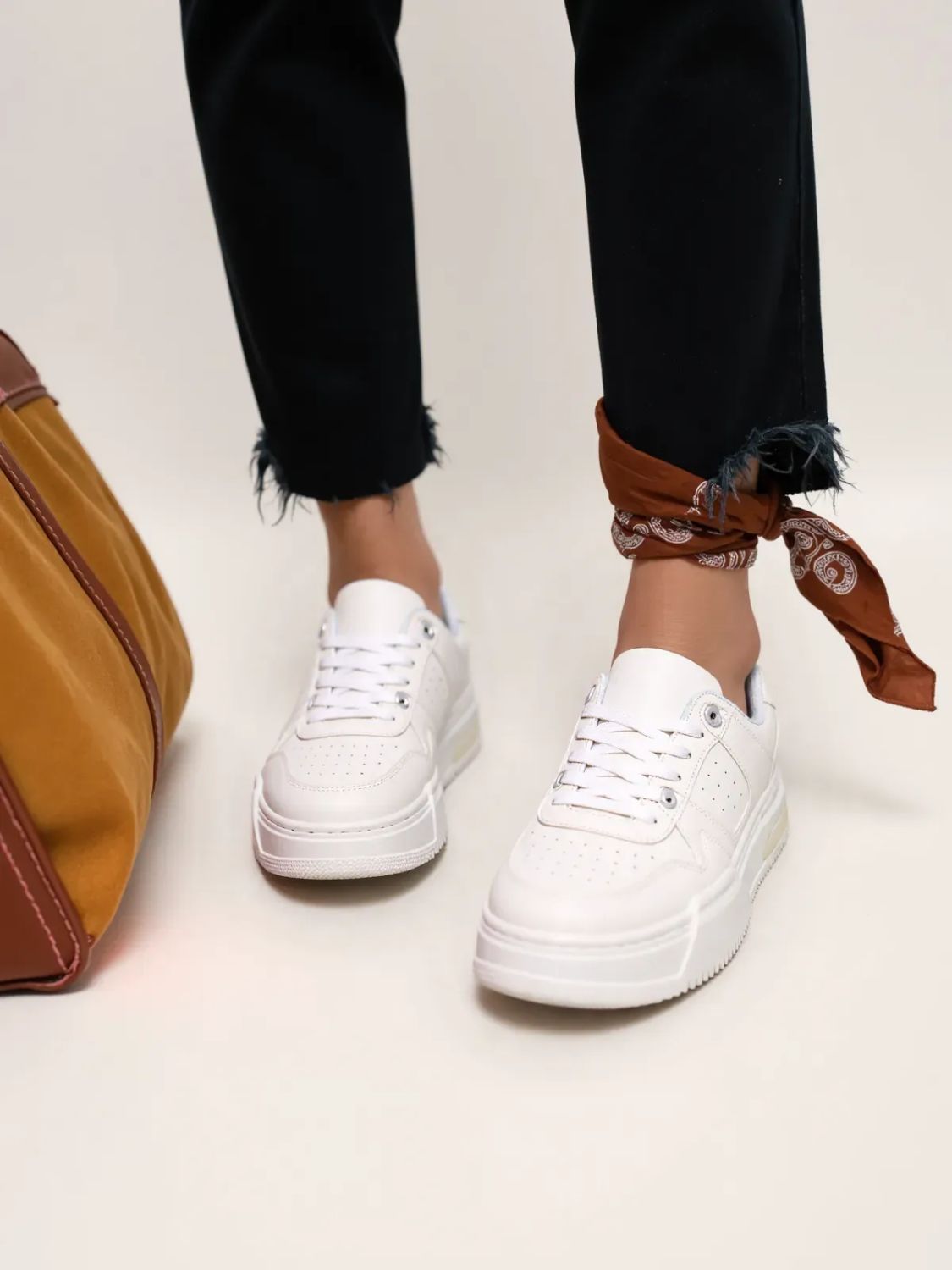 Bílé dámské tenisky na vysoké podrážce EMERY