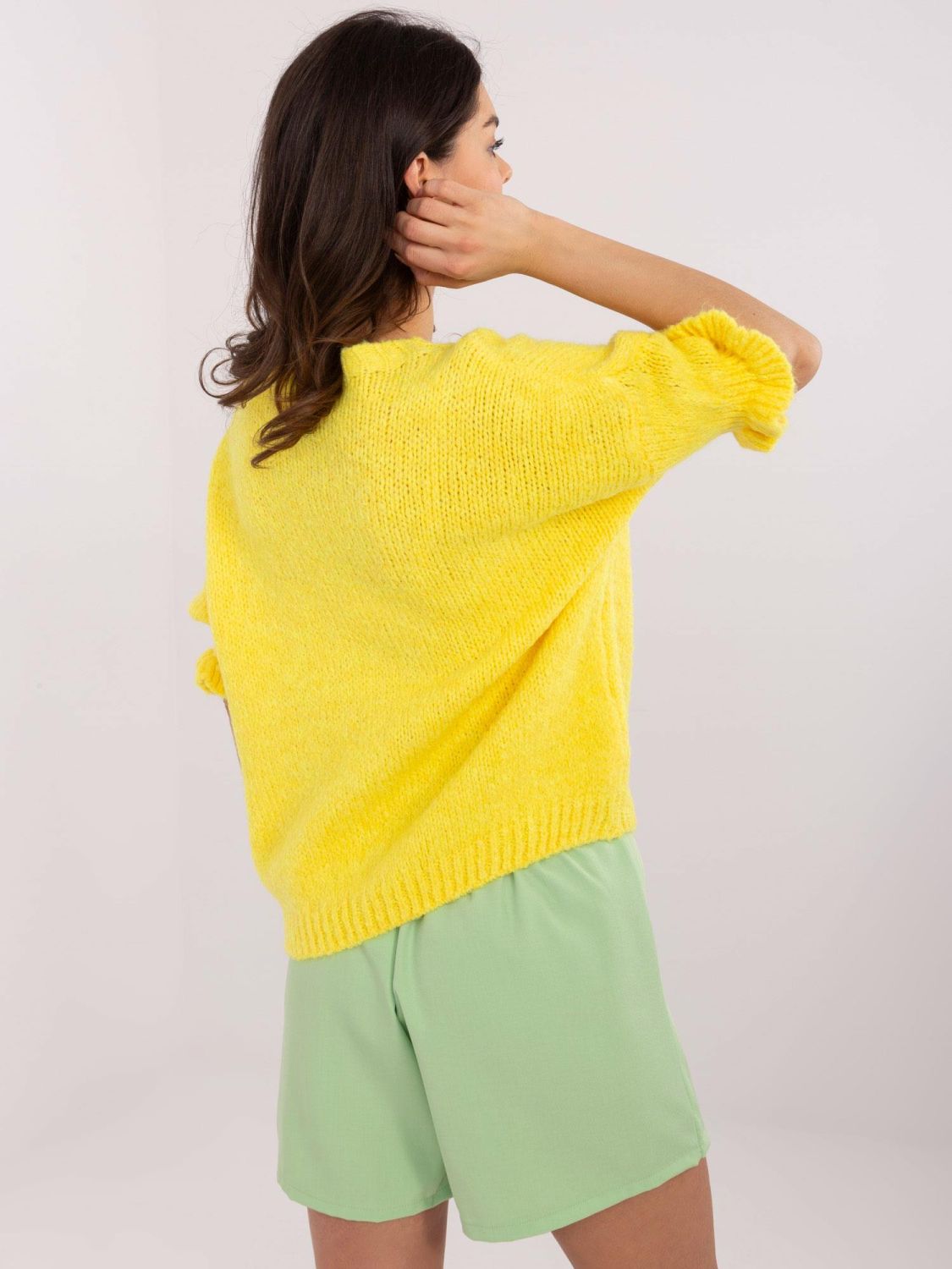 Žlutý pulovr s 3/4 rukávy