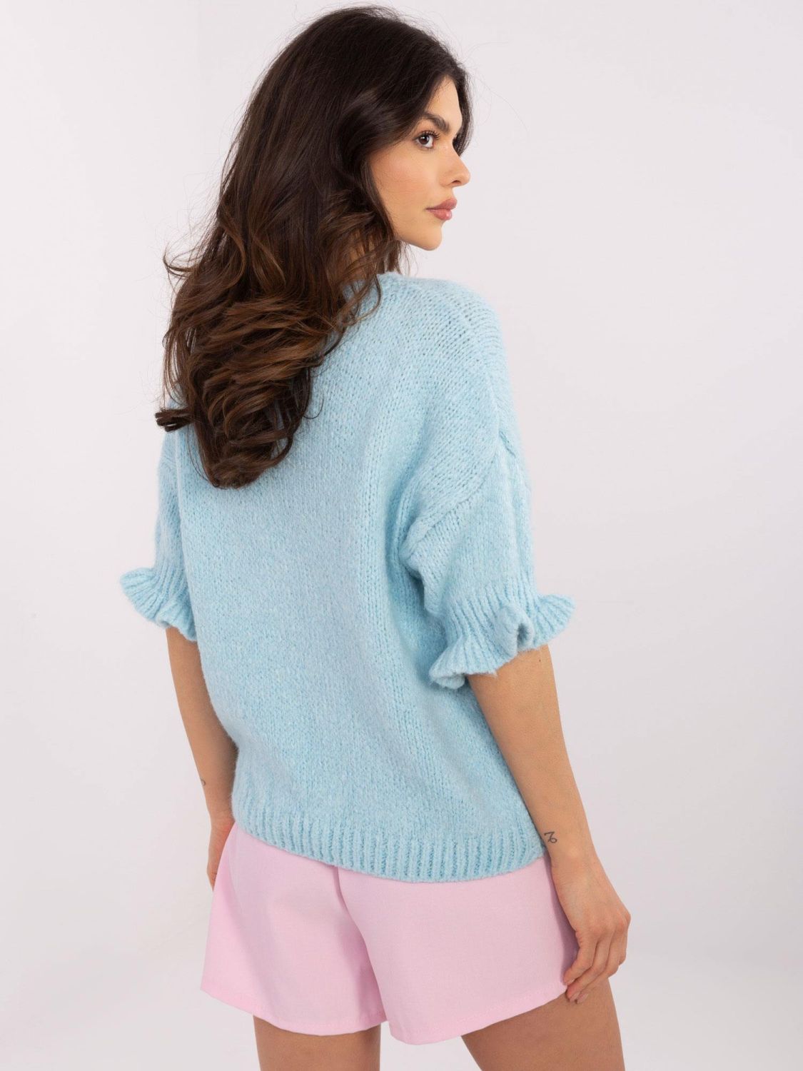 Stylový světle modrý pulovr
