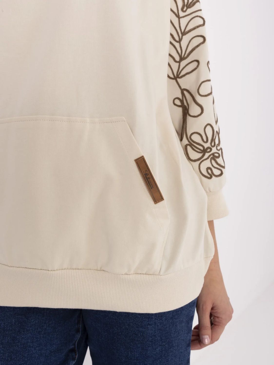 Elegantní blůza s výšivkou v béžovém odstínu