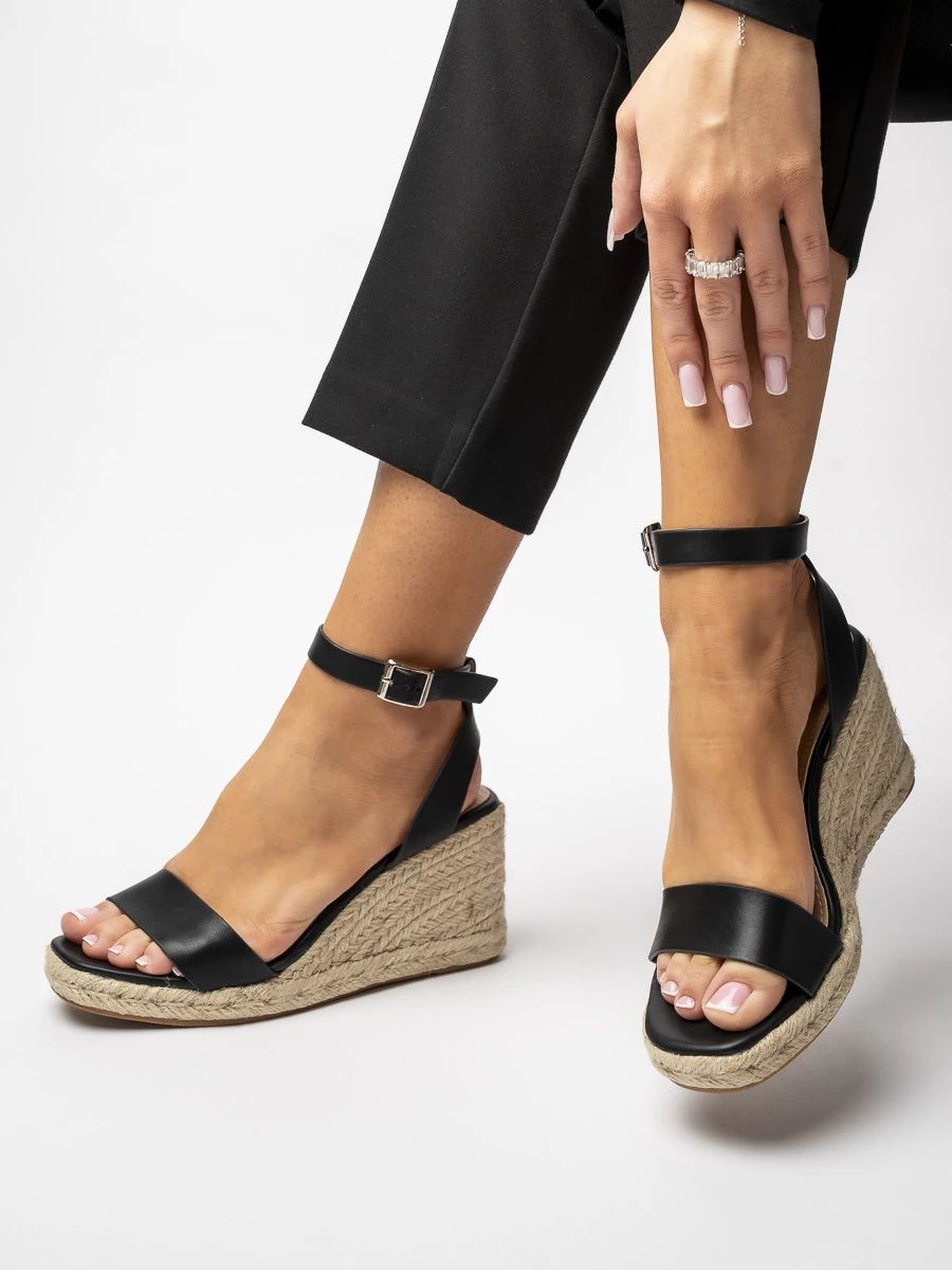 Dámské sandály na klínovém podpatku v černé
