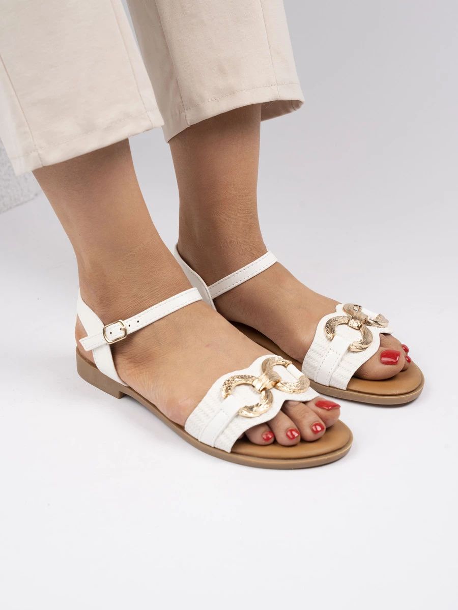 Nízké bílé sandály se zlatou ozdobou