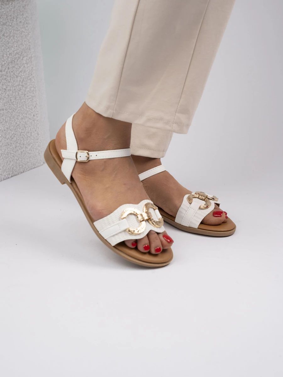 Nízké bílé sandály se zlatou ozdobou