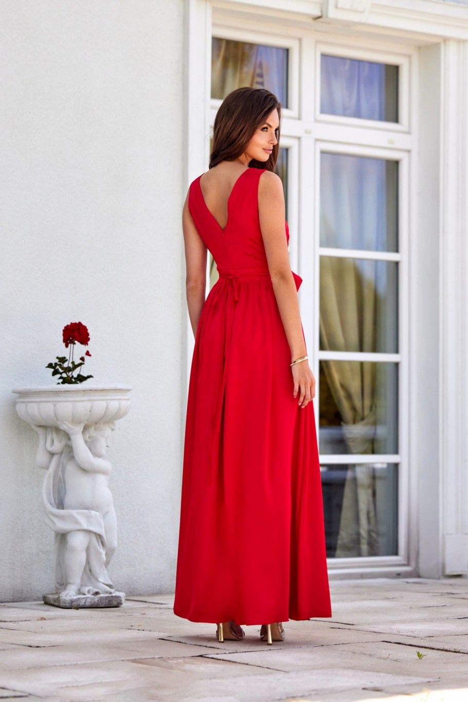 Saténové maxi šaty s ozdobnou růží, červené