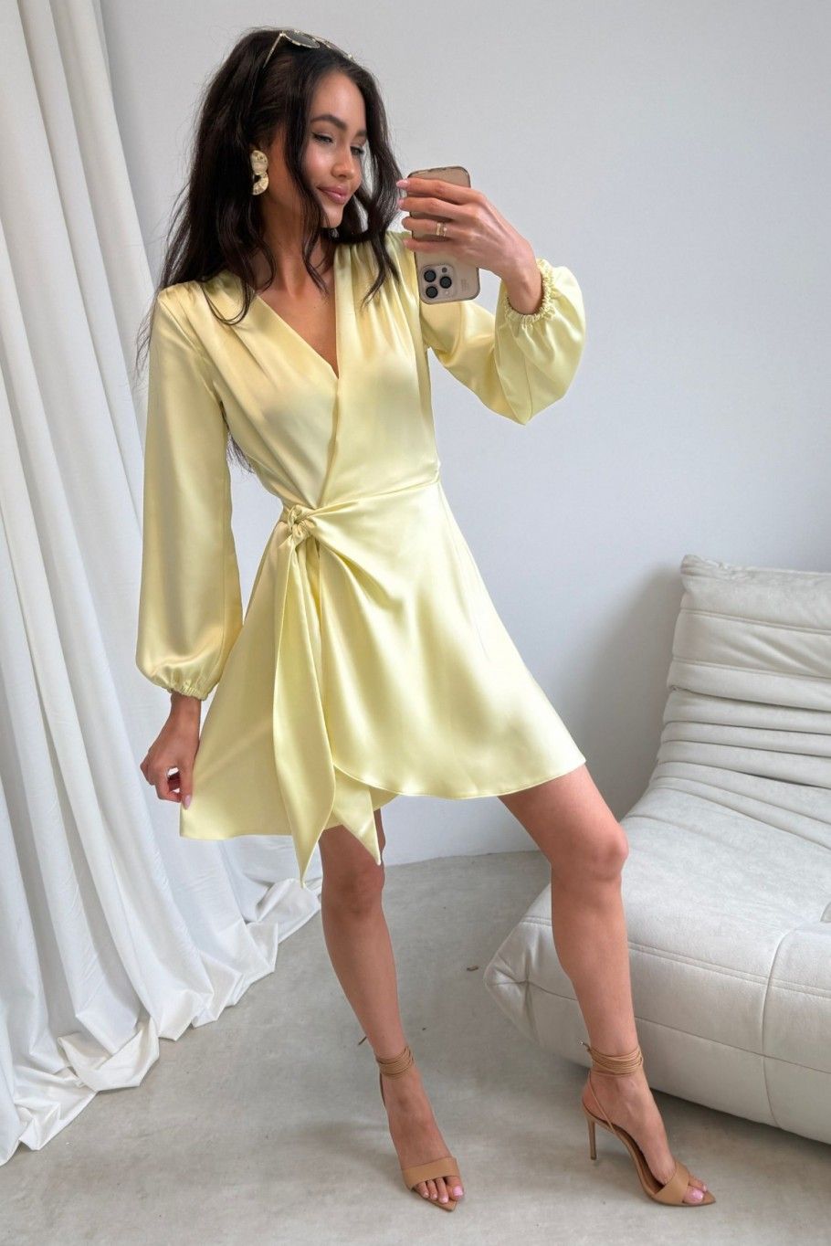 Žluté mini zavinovací šaty