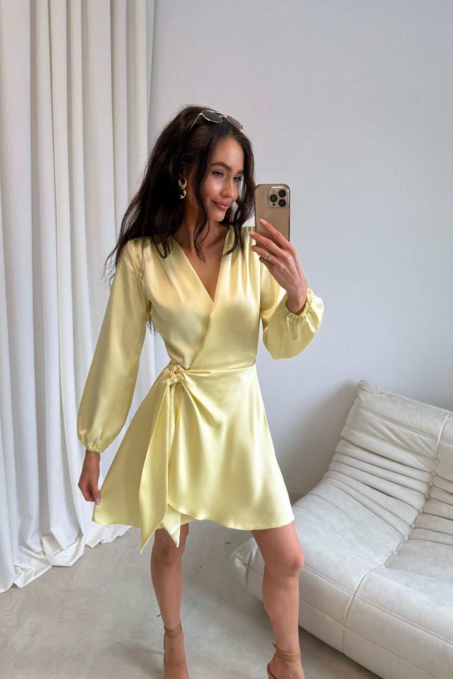 Žluté mini zavinovací šaty