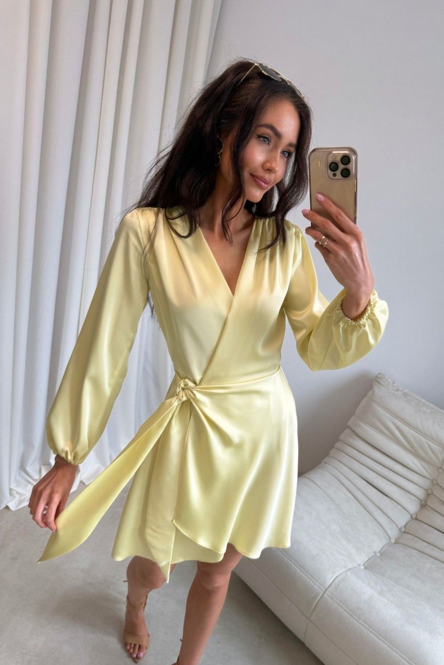 Žluté mini zavinovací šaty