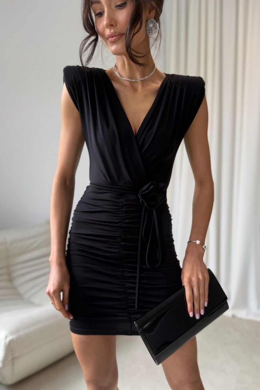 Černé mini šaty s překládaným výstřihem a ozdobným páskem