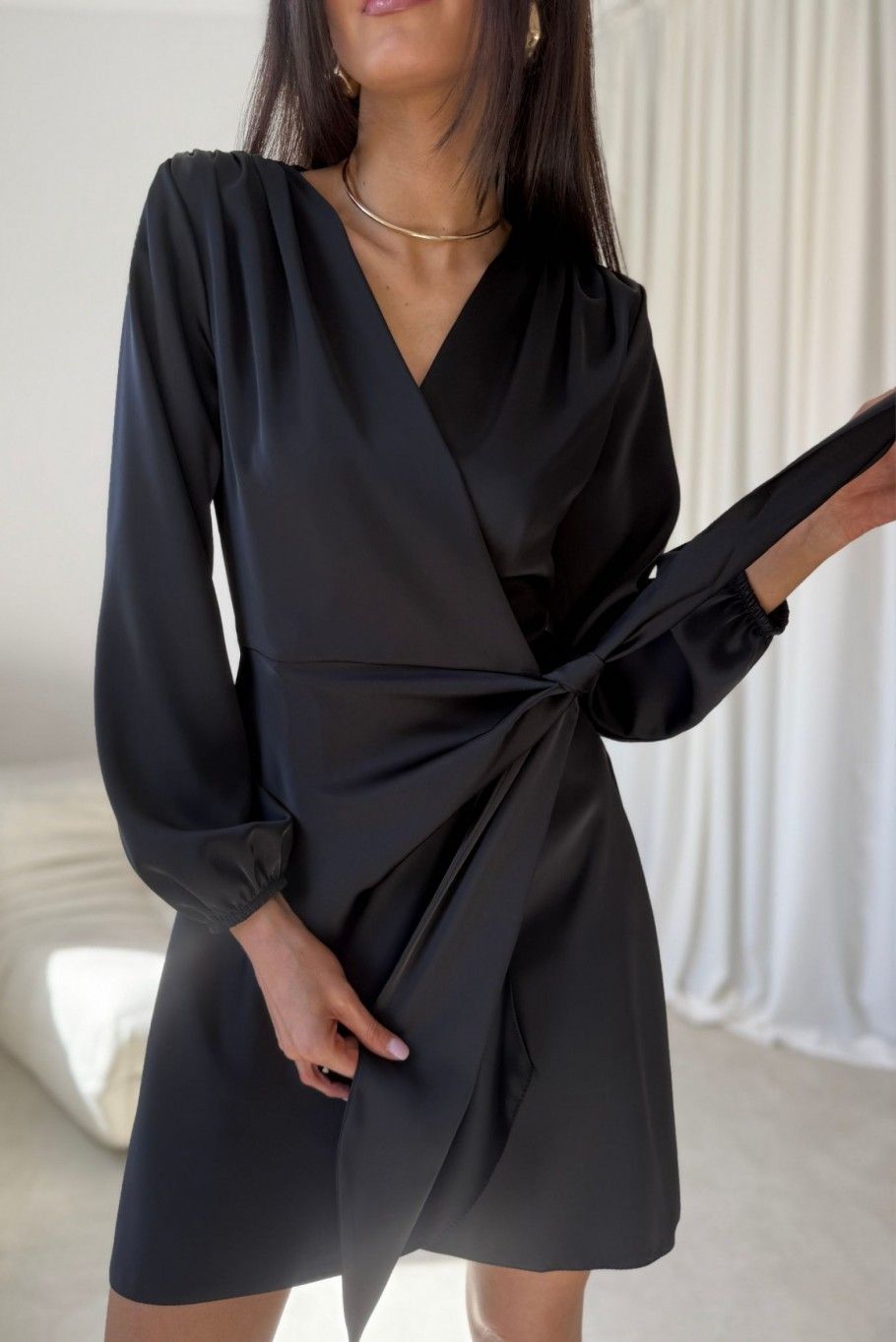 Černé mini zavinovací šaty Catlin