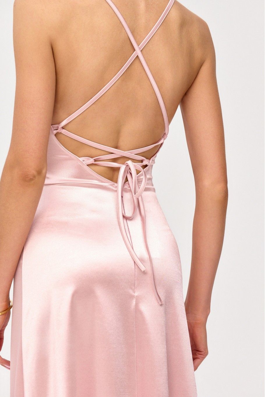 Saténové maxi šaty s vázáním na zádech v růžové barvě