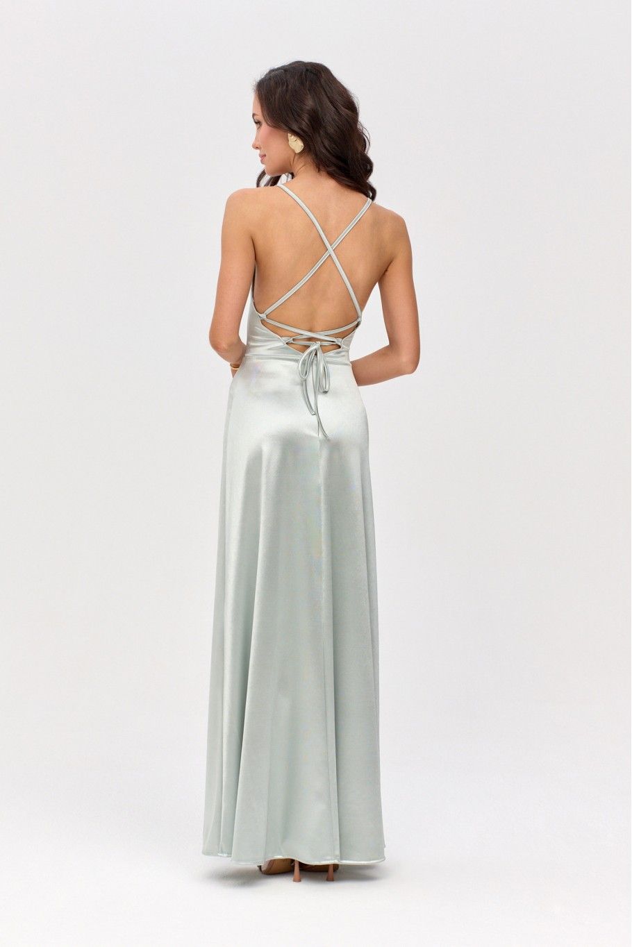 Saténové maxi šaty s vázáním na zádech v mátové barvě