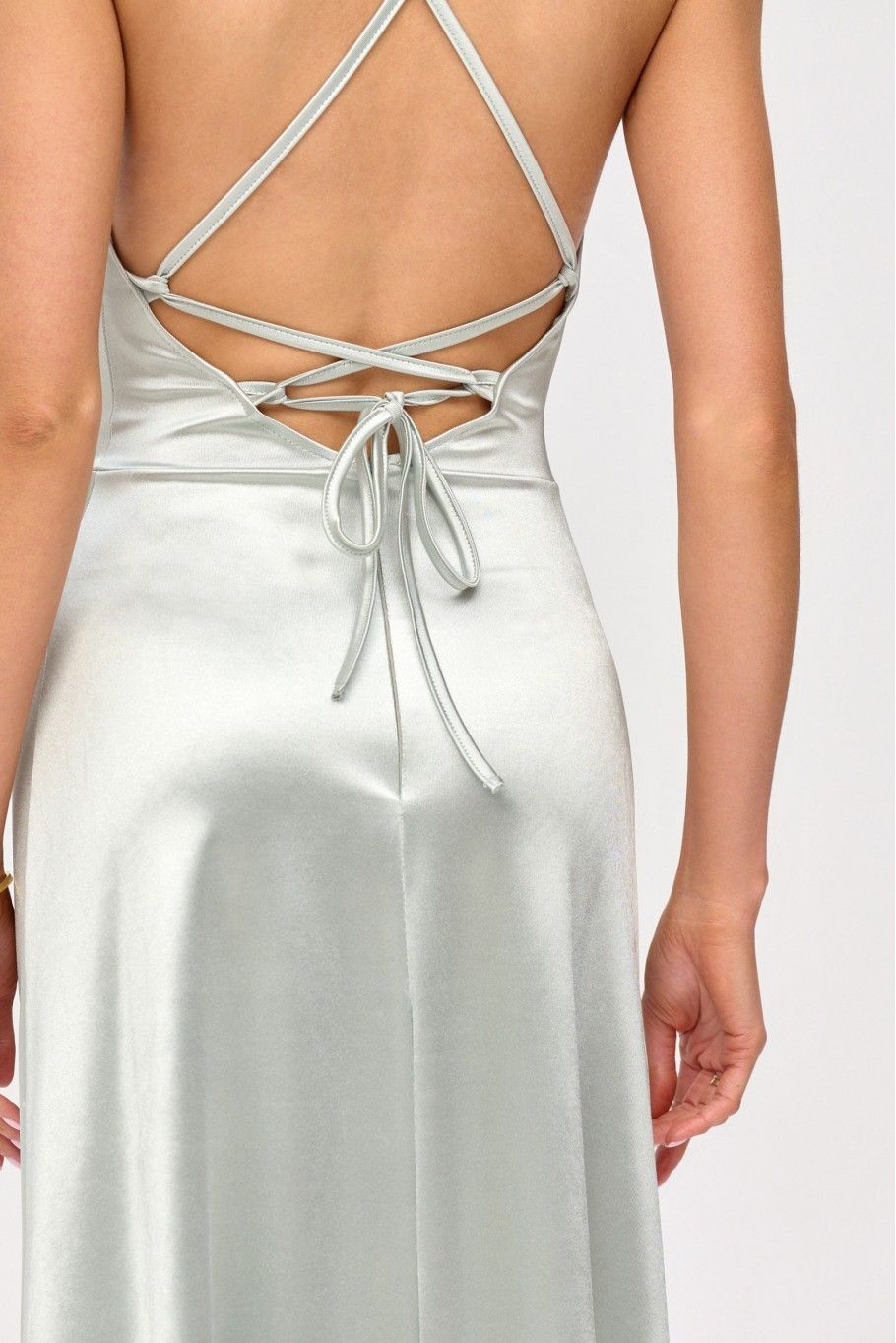 Saténové maxi šaty s vázáním na zádech v mátové barvě