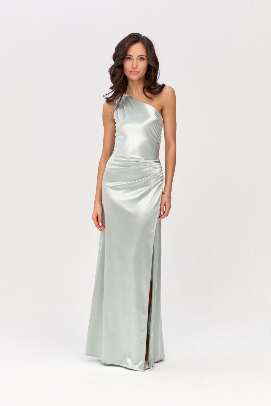 Saténové maxi šaty na jedno rameno v mátové barvě