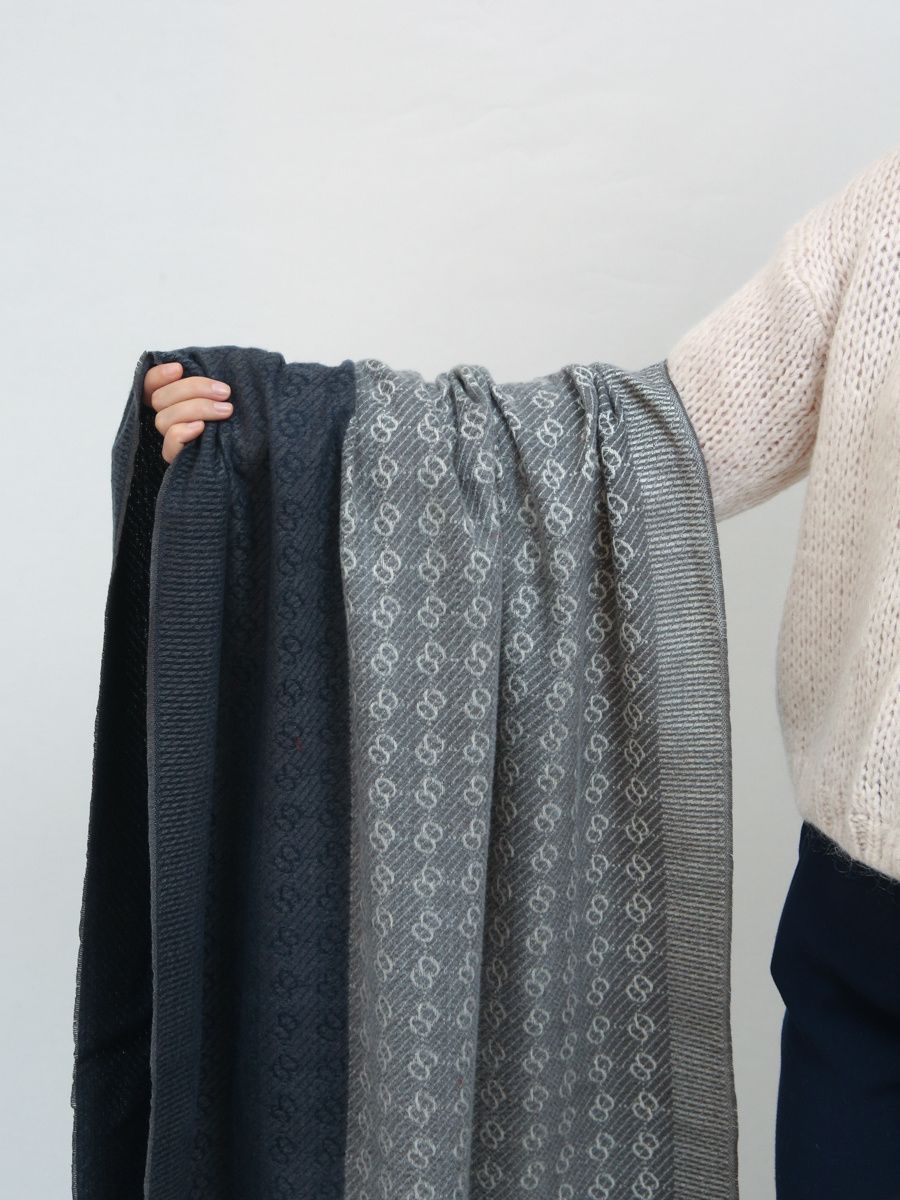 Modro-šedá vzorovaná šála