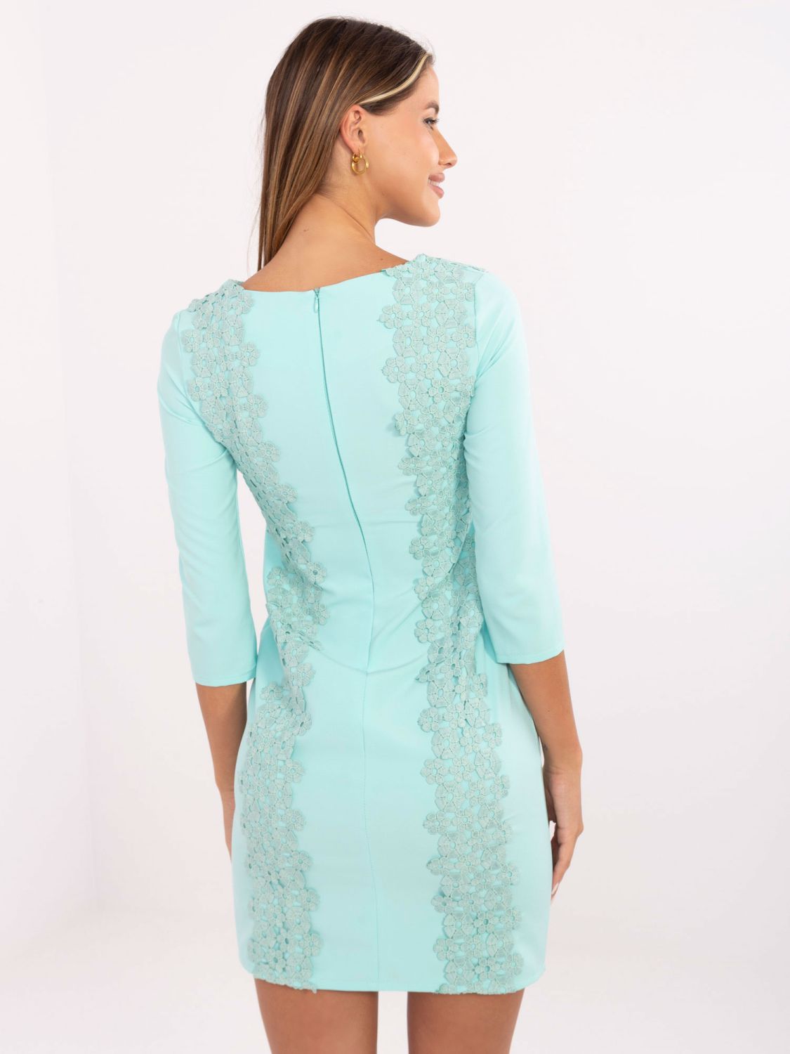 Mátové koktejlové šaty s květinovou aplikací