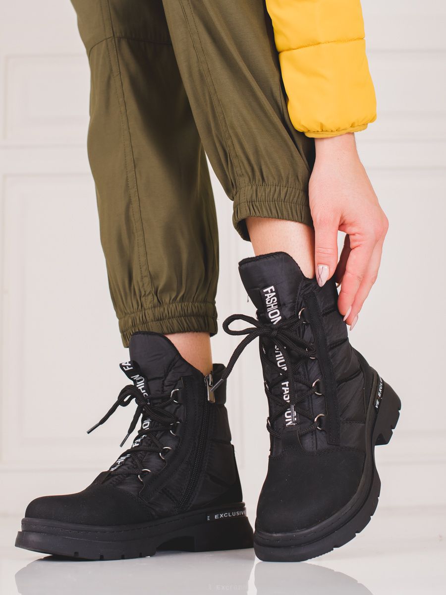 Černé sportovní sněhule na šněrování