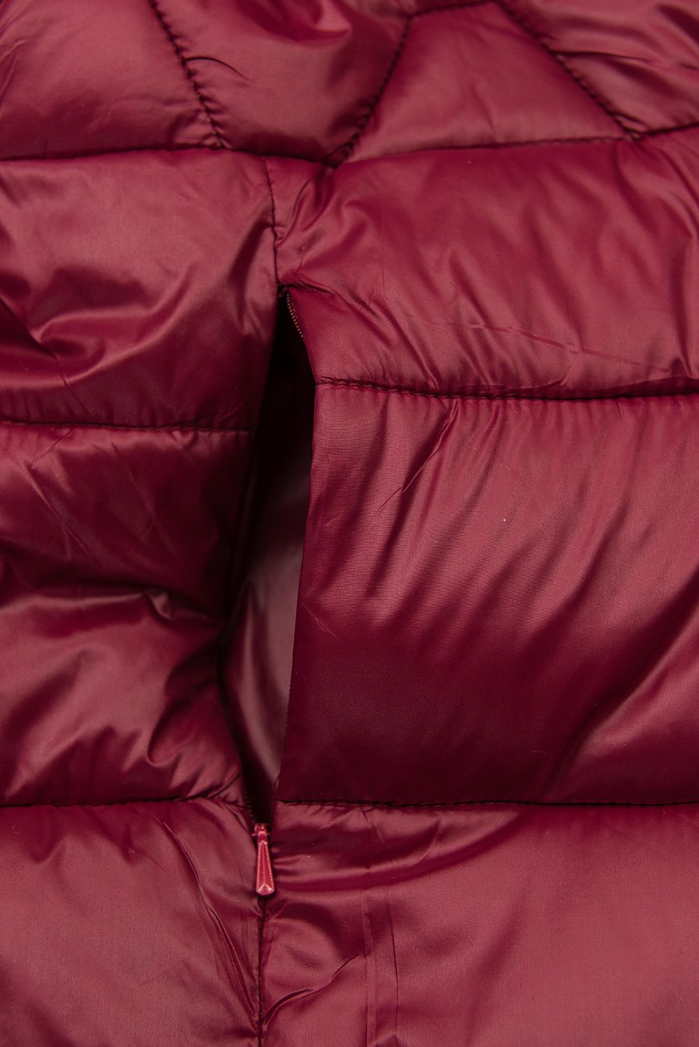 Vínově červená přechodná bunda s kapucí a kožešinou